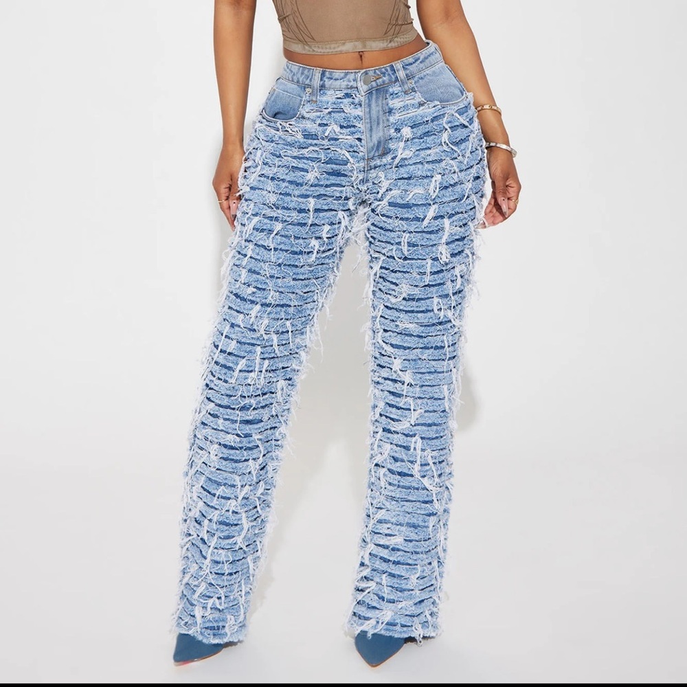 Shredded straight jeans